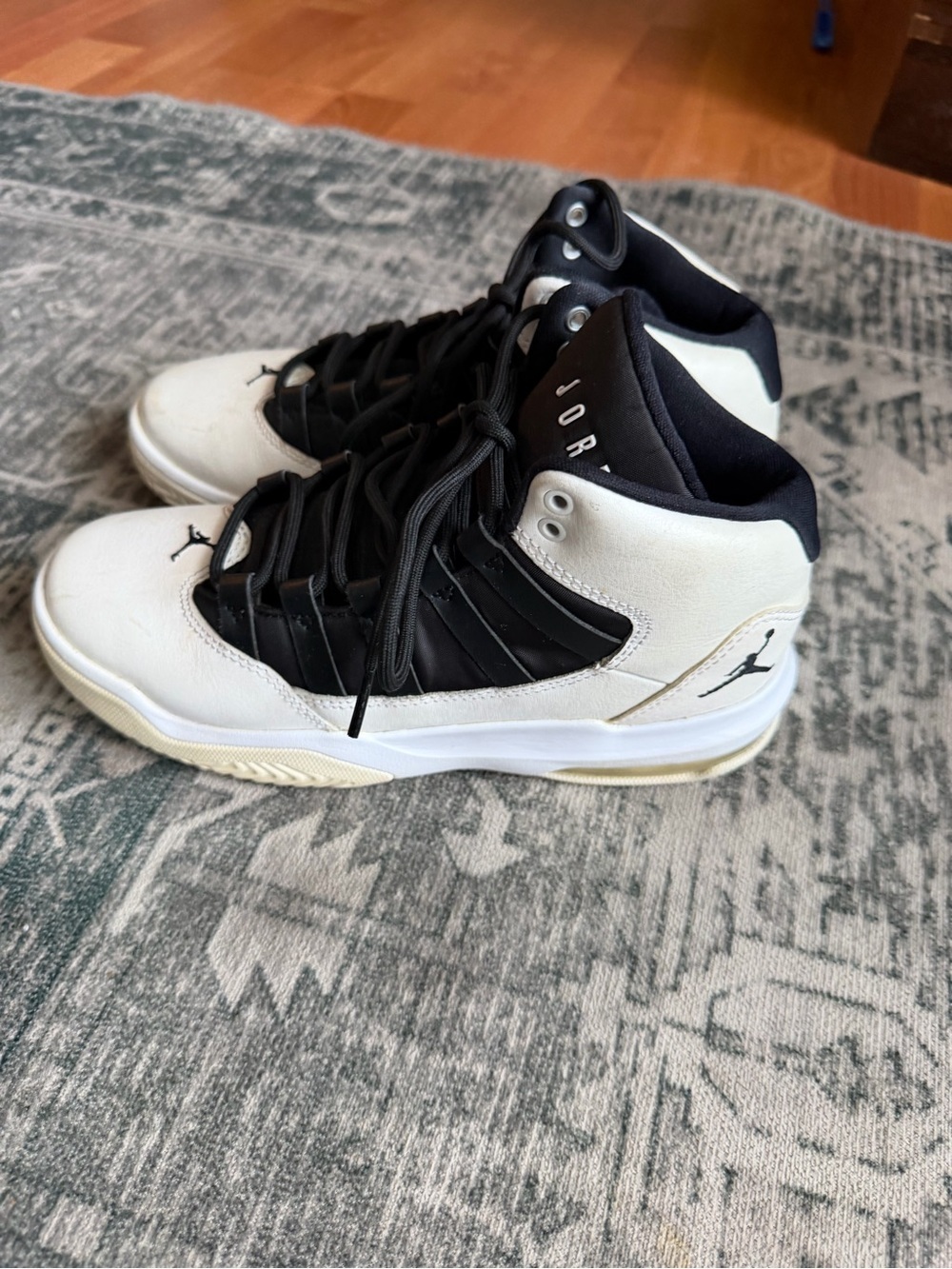 Jordan Max Aura youth black and white size 4.5